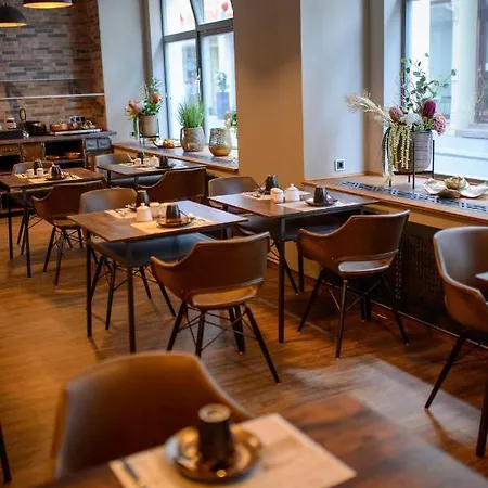 Stadthotel Koenig 치타우